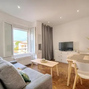 Loena Centre: Renovated 2-room Near Croisette Apartment